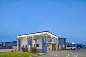 Fachada de la propiedad por la tarde o noche