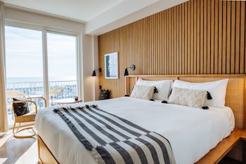 Hypo-allergenic bedding, down comforters, pillowtop beds, in-room safe at The Rockaway Hotel
