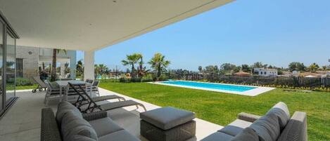 تناول الطعام بالخارج