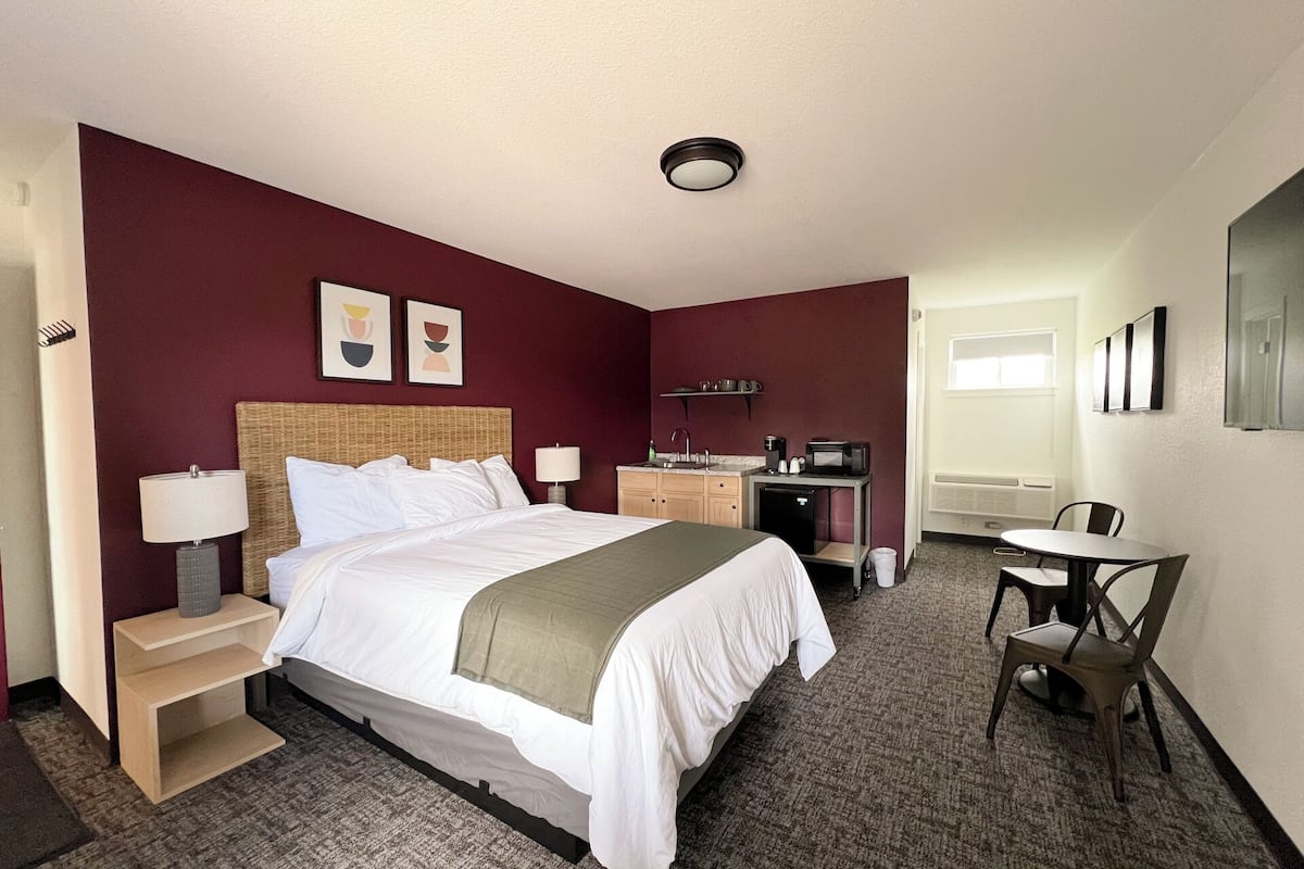 Deluxe Room, 1 Queen Bed, Non Smoking | Premium bedding, pillowtop beds, laptop workspace, blackout drapes