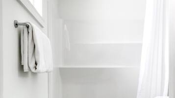 Combined shower/bathtub, rainfall showerhead, designer toiletries