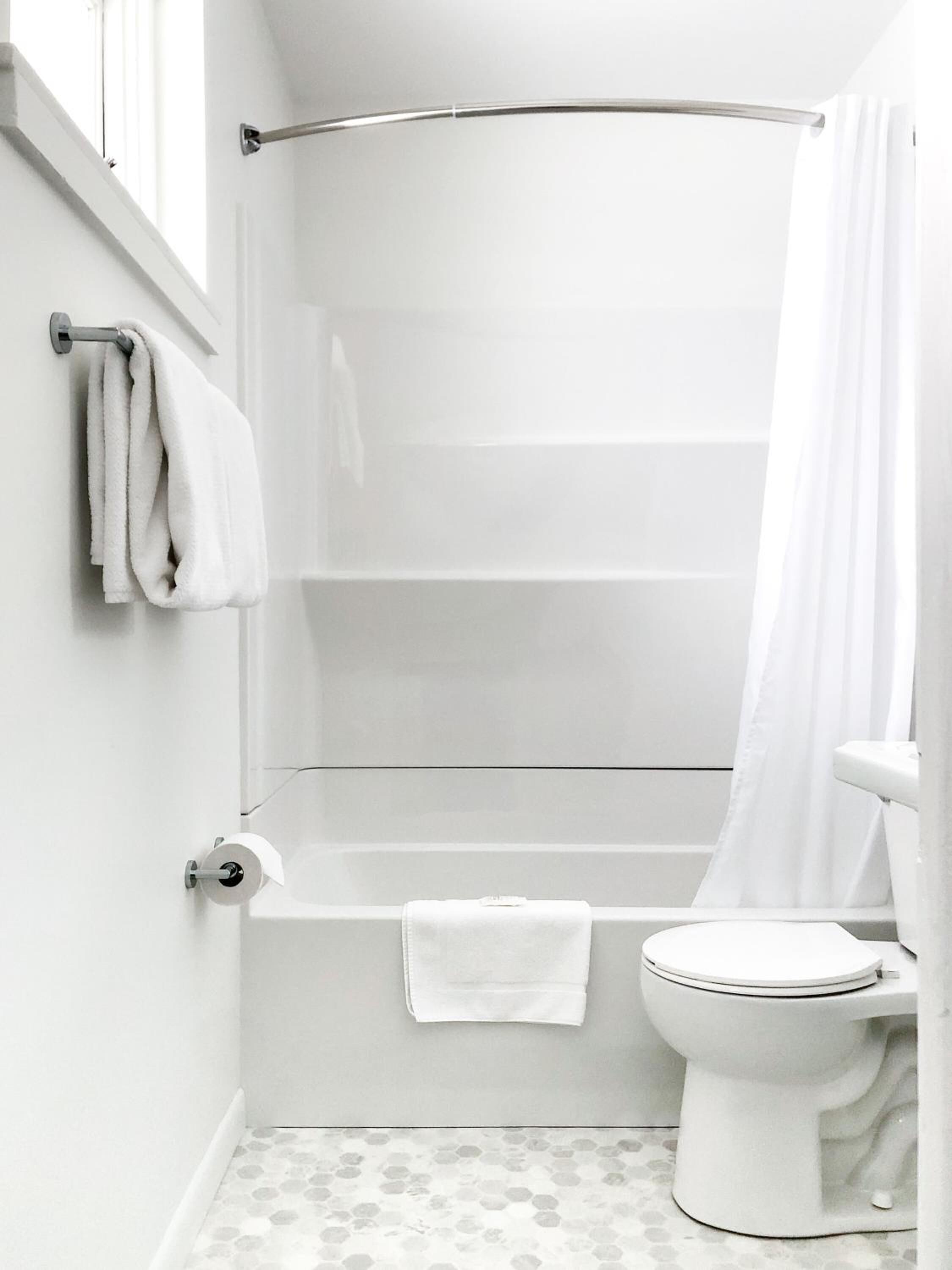 Combined shower/tub, rainfall showerhead, designer toiletries