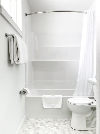 Combined shower/bathtub, rainfall showerhead, designer toiletries. The Nomad Motel - International Falls, MN - Near Canadian Border