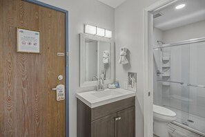 Dusj, hårføner og håndklær