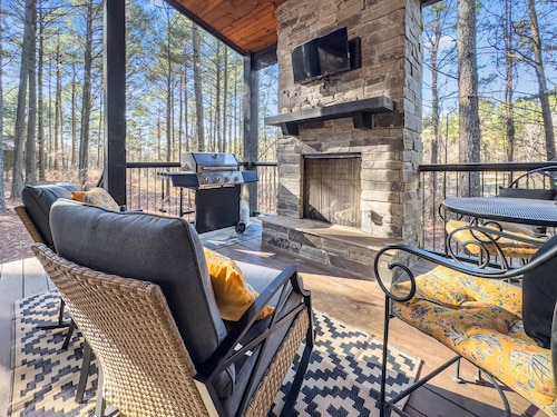 Somewhere With You -Features a hot tub & fire pit; accommodates 2 to 4 guests.  