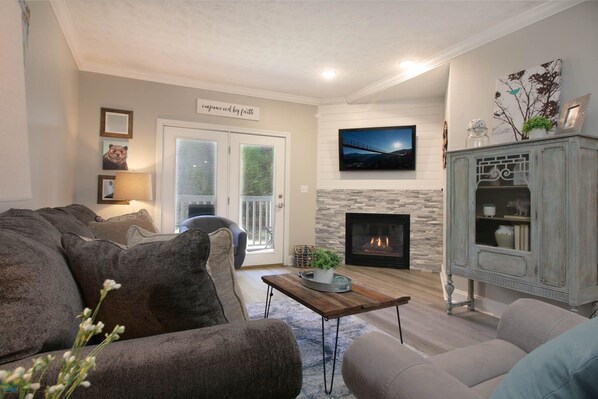 Condo, varias camas, vista al campo de golf (2103 Golf View Towers Lazy Bears Den) | Sala de estar