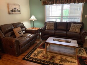 Condo, Multiple Beds (201 Colonial Crest Pigeon Forge Retre) | Living room