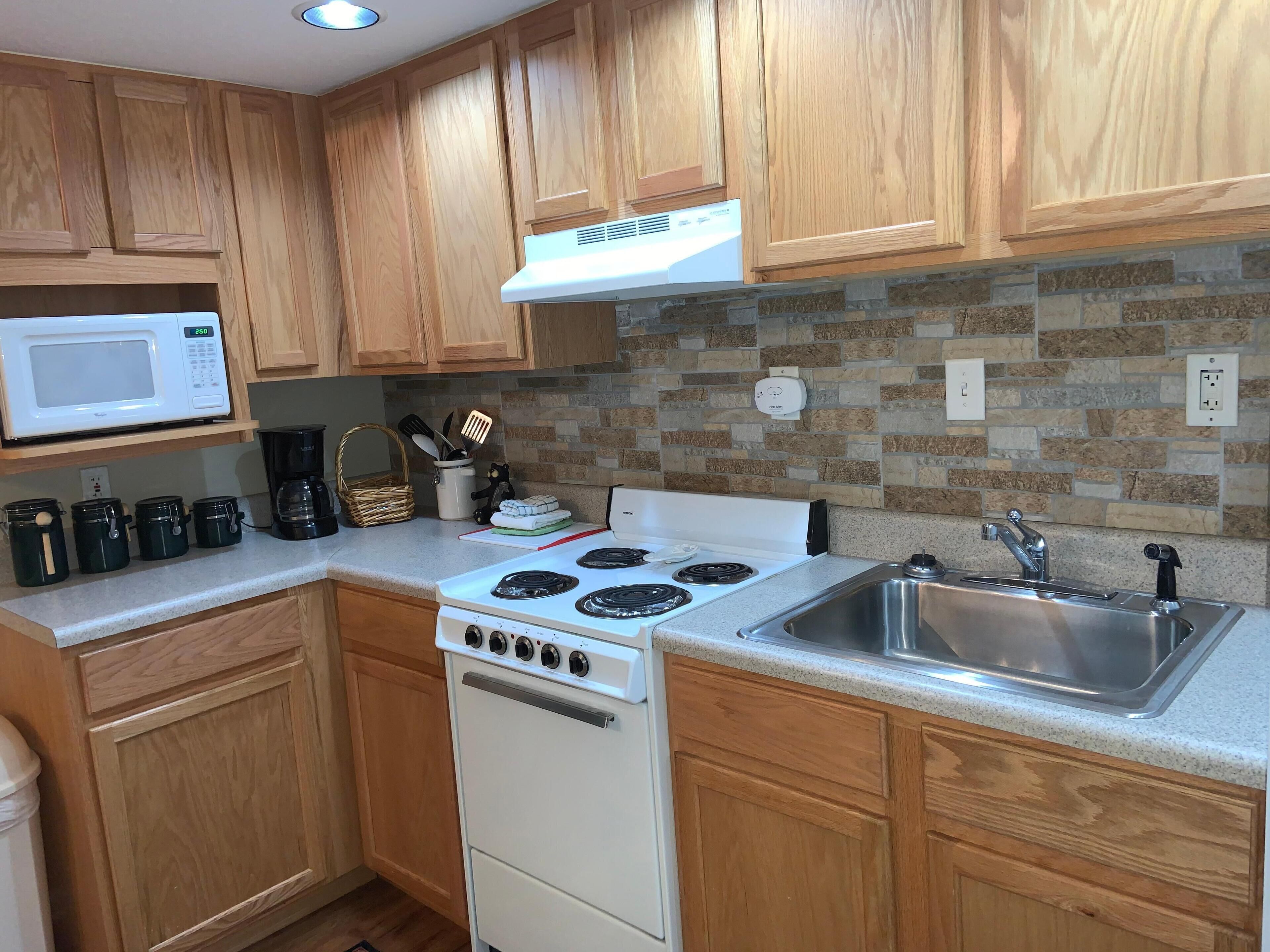 Condo, nhiều giường (201 Colonial Crest Pigeon Forge Retre) | Bếp riêng | Tủ lạnh, lò vi sóng, bếp nấu, dụng cụ nấu nướng/bát dĩa/dao nĩa 