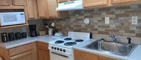 Condo, varias camas (201 Colonial Crest Pigeon Forge Retre) | Cocina privada | Refrigerador, microondas, parrilla de estufa y utensilios de cocina