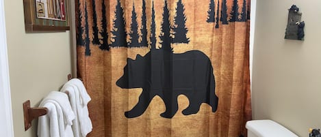 Leilighet, flere senger (201 Colonial Crest Pigeon Forge Retre) | Bad | Hårføner og håndklær