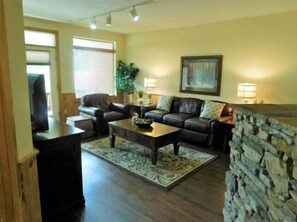 Condo, Multiple Beds, Golf View (3106 Golf View Hillcrest  In The Hear) | Living room