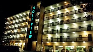 Un hotel de varios pisos con un cartel llamativo que dice "GOLFVIEW".