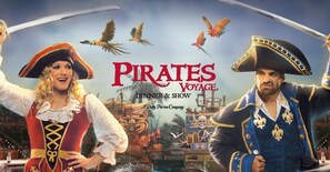 Um cartaz promocional para 'Pirates Voyage' com um navio, papagaios e dois personagens com trajes de pirata.