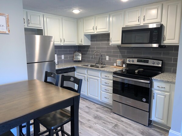 Lägenhet - flera sängar - utsikt mot golfbanan (1404 Golf View Towers Smoky Mtn Beara) | Eget kök | Kylskåp, mikrovågsugn, spishäll och diskmaskin