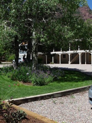 Property grounds - Mountain Getaway Located on the Crystal River in Downtown Redstone (Redstone)