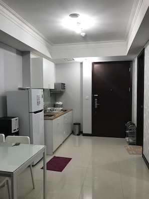 Fridge, microwave, stovetop, electric kettle - 2BR in New Tower, Casagrande Residence, Kota Kasablanka (Jakarta)