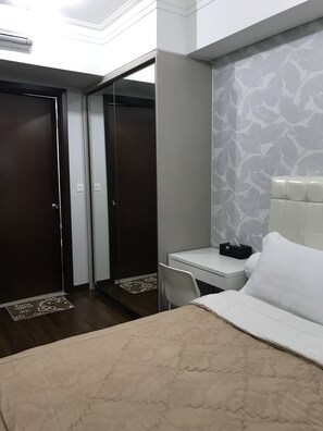 2 habitaciones, escritorio, tabla de planchar con plancha y wifi gratis 