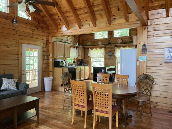 Interior - Stunning cabin near Natural Bridge/Red River Gorge with wi-fi and hot tub (Campton)