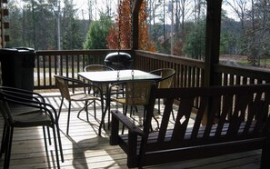 Outdoor dining - Stunning cabin near Natural Bridge/Red River Gorge with wi-fi and hot tub (Campton)