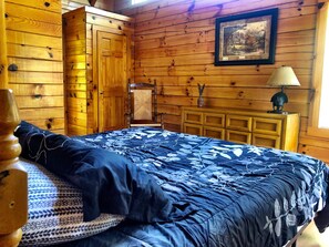3 bedrooms, iron/ironing board, free WiFi, bed sheets - Stunning cabin near Natural Bridge/Red River Gorge with wi-fi and hot tub (Campton)