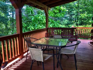 Outdoor dining - Stunning cabin near Natural Bridge/Red River Gorge with wi-fi and hot tub (Campton)