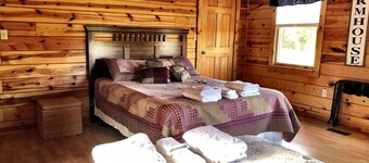 Cabin with a pool, hot tub and wi-fi located close to Natural Bridge State Park