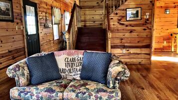 Televisión, chimenea, futbolito