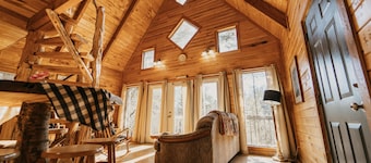 湖の景色を望む人里離れた小屋で、専用の滝があります