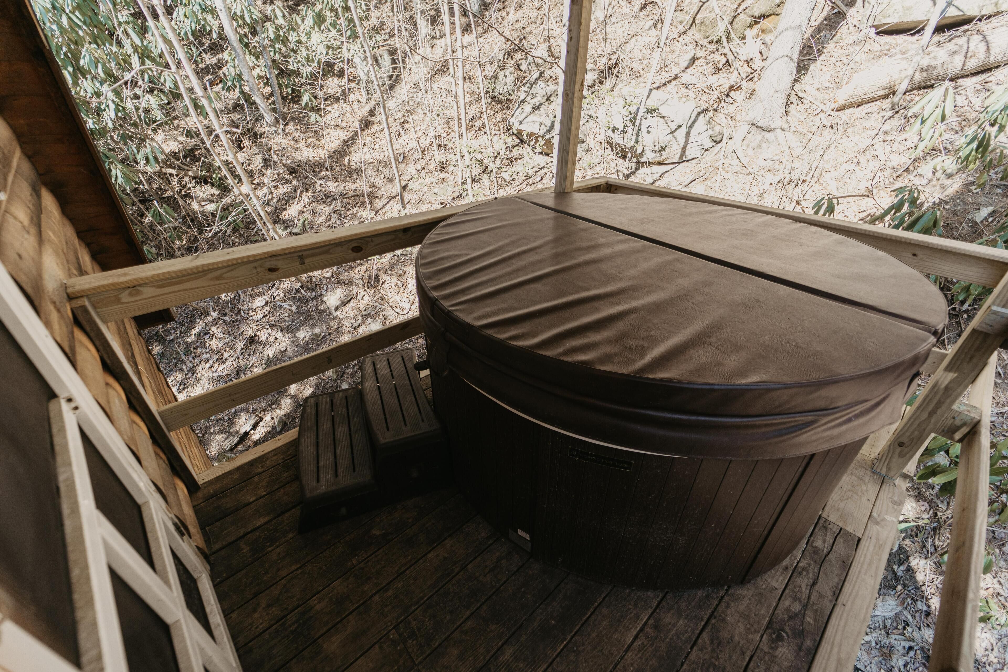 Una terraza de madera con un jacuzzi.