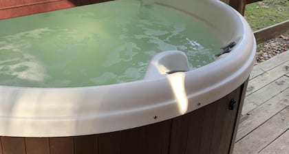 Getaway cabin close to Natural Bridge State Park with hot tub and internet