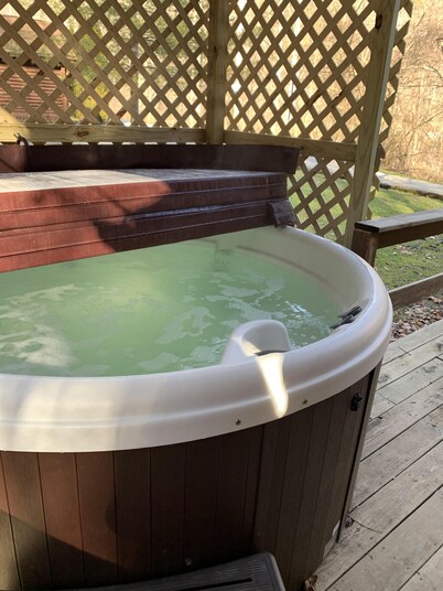 Getaway cabin close to Natural Bridge State Park with hot tub and internet