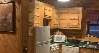 Getaway cabin close to Natural Bridge State Park with hot tub and internet