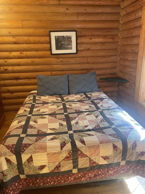 2 bedrooms, iron/ironing board, free WiFi, bed sheets - Log Cabin close to Natural Bridge State Park with hot tub and Wi-Fi (Slade)