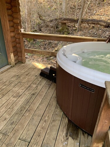 Mökki lähellä Natural Bridge State Park -puistoa, jossa poreallas ja takka