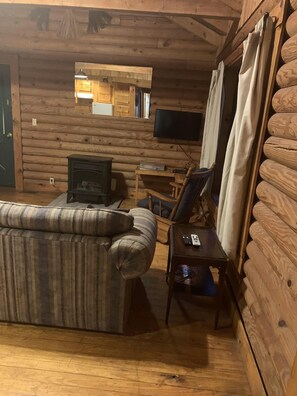 TV, fireplace - Cabin close to Natural Bridge State Park with Jhot tub and internet (Slade)