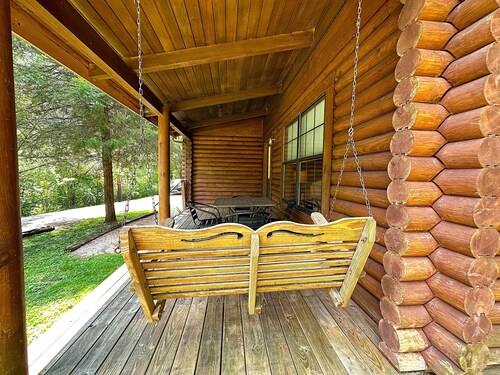 Log Cabin close to Natural Bridge State Park with hot tub and Wi-Fi