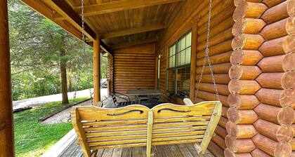 Log Cabin close to Natural Bridge State Park with hot tub and Wi-Fi