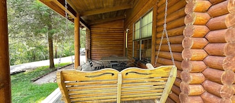 Cabine près de Natural Bridge State Park avec jacuzzi et cheminée