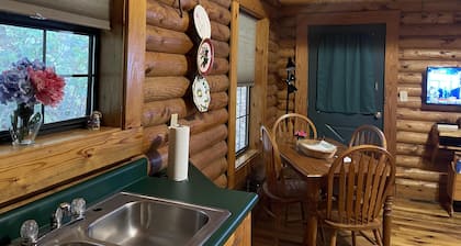 Cabin close to Natural Bridge State Park with hot tub and internet