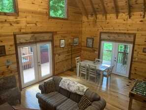 Televisión y chimenea 