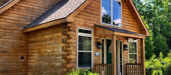 Spacious cabin with Hot Tub and wood burning fireplace and wi-fi