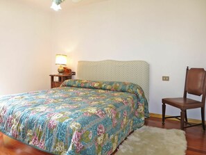 3 quartos, berço de viagem, roupa de cama