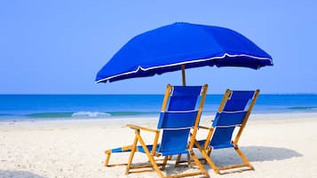 Plage, chaises longues