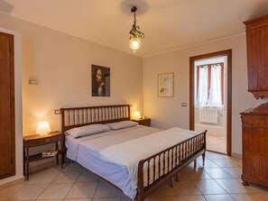 2 dormitorios, cuna de viaje, ropa de cama