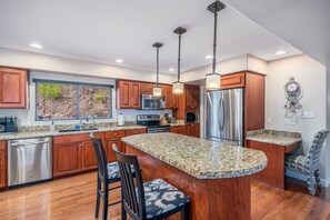 ثلاجة، ميكروويف، فرن، موقد طهي مسطح