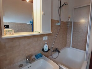 Towels - Stunning private villa for 3 people with WIFI, TV and terrace (Colico)