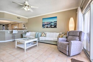 TV, books - Gulf Views & Pool Access: Coral Reef Resort Condo (Panama City Beach)