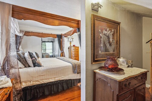 The Old Downtown Historic Grand Prairie House 4 Bedroom Home by RedAwning