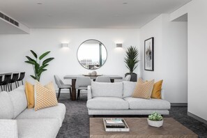 Appartement | Woonruimte | Een 65-inch smart-tv met satellietzenders, televisie en Netflix