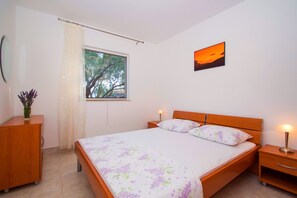 1 dormitorio, tabla de planchar con plancha, wifi y ropa de cama